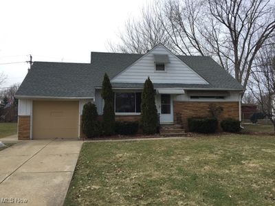 View of front facade featuring a front yard | Image 1