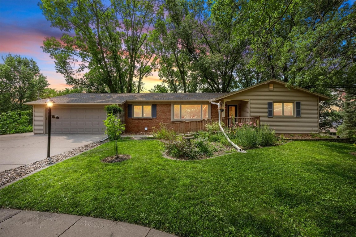 Crestwood Cir, Iowa City, IA 52245