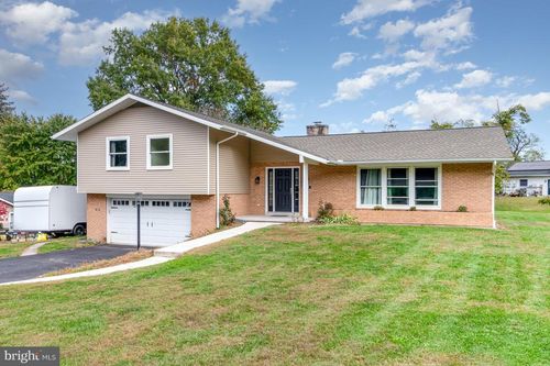 729 Hilltop Ln, Hershey, PA, 17033-2024 | Card Image