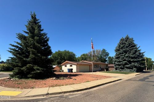 464 9th St E, Dickinson, ND, 58601-6204 | Card Image