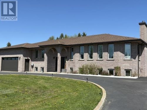 3306 Fairview Ave, Thunder Bay, ON, P7K1E5 | Card Image