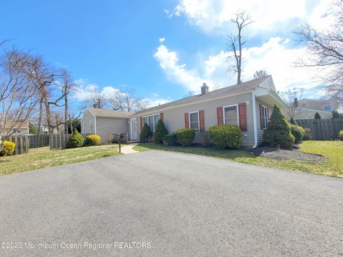 1 Robin Dr, Oakhurst, NJ, 07755-1210 | Card Image