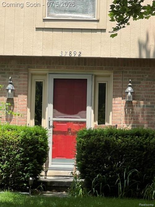 37892 Stableview Dr, Farmington Hills, MI, 48335-1710 | Card Image