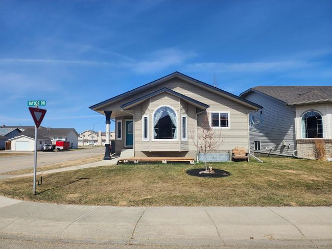2 Taylor Drive, Home with 4 bedrooms, 3 bathrooms and 4 parking in Lacombe AB | Image 2