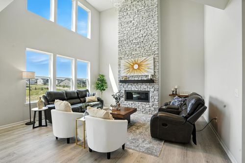 10451 Mcgregor Blvd, Woodbury, MN, 55129-5757 | Card Image