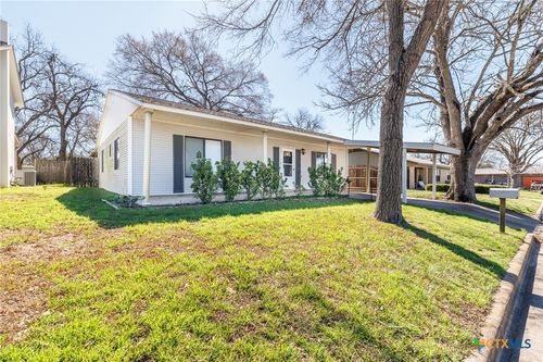 218 W 6th St, Shiner, TX, 77984-5701 | Card Image