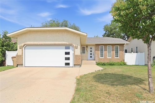 2206 Assiniboine Ave E, Regina, SK, S4V2E8 | Card Image