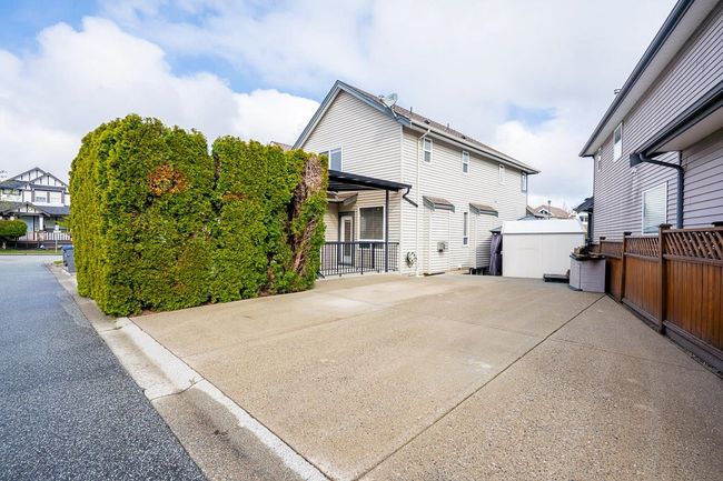 18566 67 A Avenue, House other with 5 bedrooms, 3 bathrooms and 3 parking in Surrey BC | Image 34