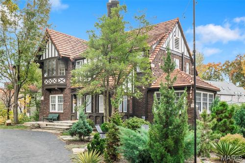 27 Ridgemoor Dr, Clayton, MO, 63105-3058 | Card Image