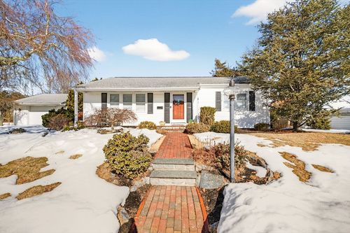 27 Meadow Ln, Acushnet, MA, 02743-2611 | Card Image