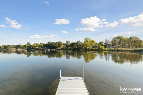 6015 Rowley Blvd, Waterford Twp, MI, 48329-3255 | Card Image