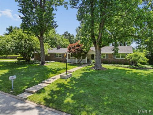 527 Fairways Cir, Creve Coeur, MO, 63141-7554 | Card Image