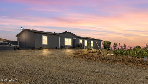 1031 Solar Ln, Yakima, WA, 98901-9743 | Card Image