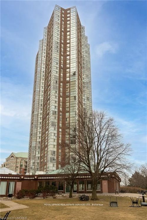 212-7 Concorde Pl, North York, ON, M3C3N4 | Card Image
