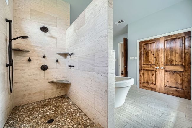Oversized walk-in shower, pure indulgence | Image 16