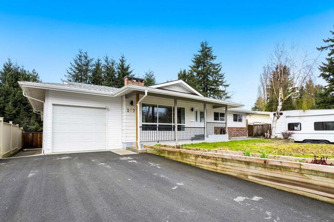 2071 Topaz Street, House other with 5 bedrooms, 2 bathrooms and 6 parking in Abbotsford BC | Image 2