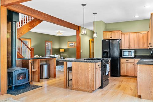 111 Pine Tree Ln, Waitsfield, VT, 05673-7444 | Card Image
