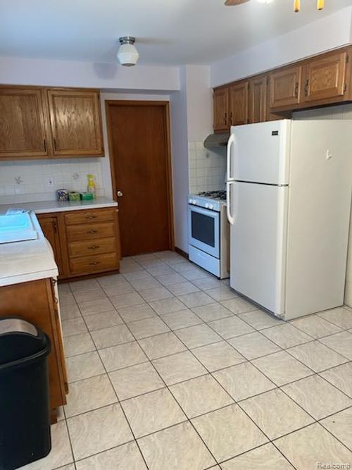 27463 Bonnie Dr, Warren, MI, 48093-4689 | Card Image