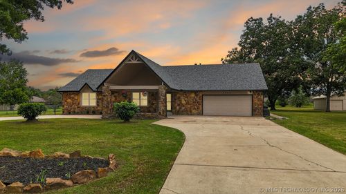 8452 E Blackwell St, Claremore, OK, 74019-0819 | Card Image