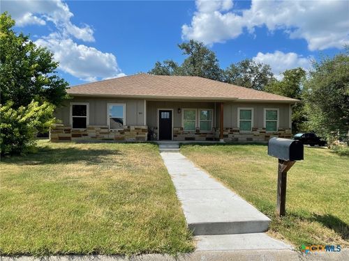 805 W 1st St, Lampasas, TX, 76550-2504 | Card Image