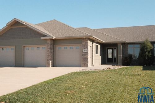 2318 Riviera Rd, Sioux Center, IA, 51250-2943 | Card Image