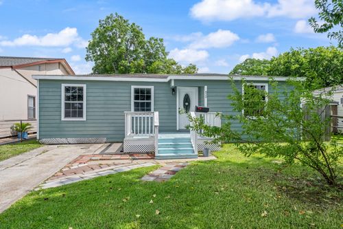820 12th Ave N, Texas City, TX, 77590-5930 | Card Image