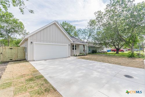 221 Roosevelt Dr, Seguin, TX, 78155-1751 | Card Image