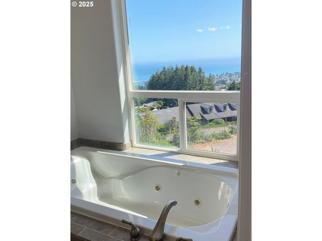 97661 Marina Heights Loop, House other with 3 bedrooms, 3 bathrooms and 2 parking in Brookings OR | Image 37