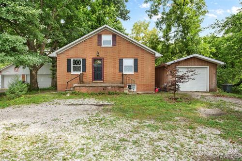 325 W North St, Staunton, IL, 62088-1358 | Card Image