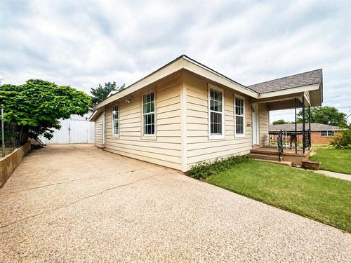 526 N 7th St, Clinton, OK, 73601-2304 | Card Image