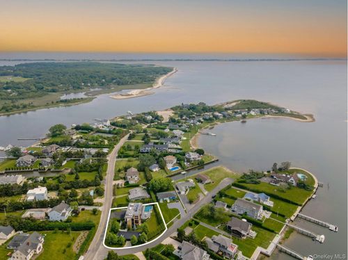 8 Middle Pond Ln, Southampton, NY, 11968-4344 | Card Image