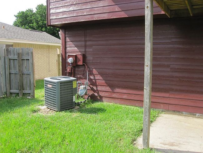 Recent hi efficiency ac and hardie siding w fairly recent paint job | Image 17