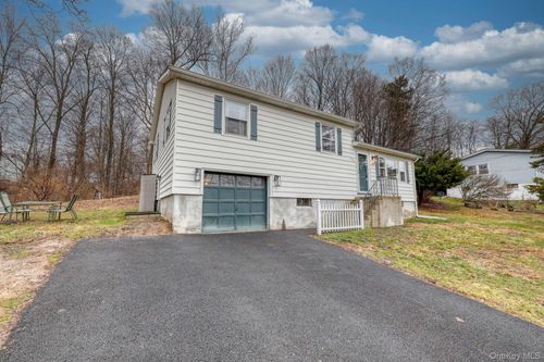 152 Sunrise Hill Rd, Fishkill, NY, 12524-2408 | Card Image