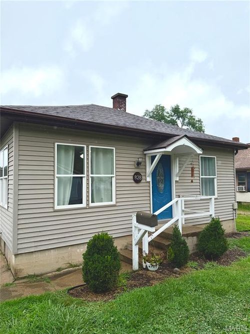 828 Freeland Ave, Hillsboro, IL, 62049-1016 | Card Image