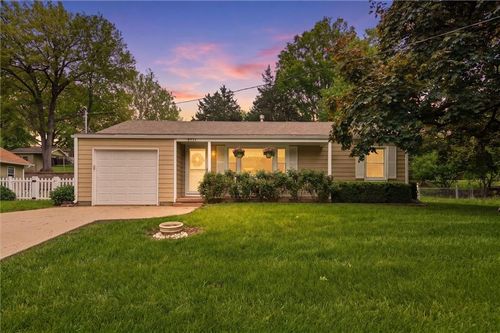 5711 N Amoret Ave, Kansas City, MO, 64151-2757 | Card Image