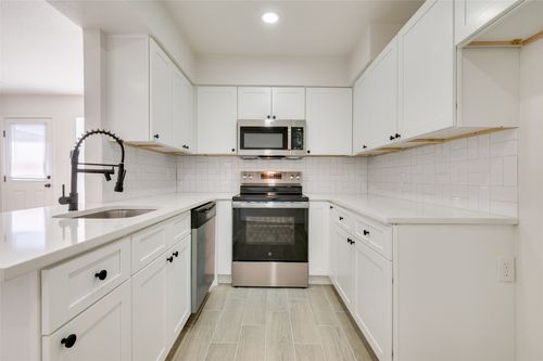 42-22 W Mountain Ln, Grand Prairie, TX, 75052-6208 | Card Image