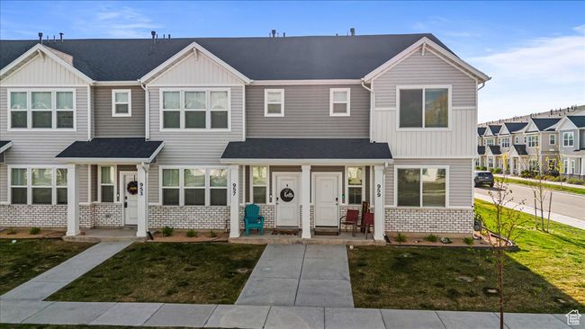 End Unit Townhome featuring covered porch | Image 24