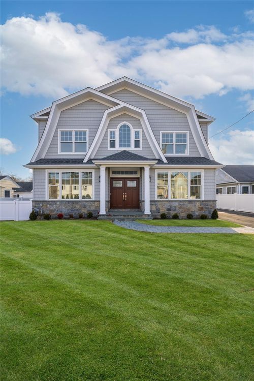 108 Linden St, Roslyn Heights, NY, 11577-1334 | Card Image