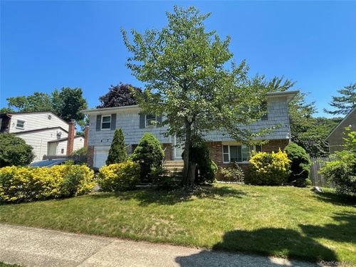 110 Greenway Dr S, Syosset, NY, 11791-3854 | Card Image