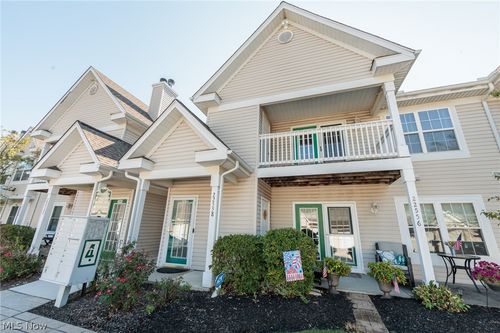 424-22558 Lenox Dr, Fairview Park, OH, 44126-3606 | Card Image