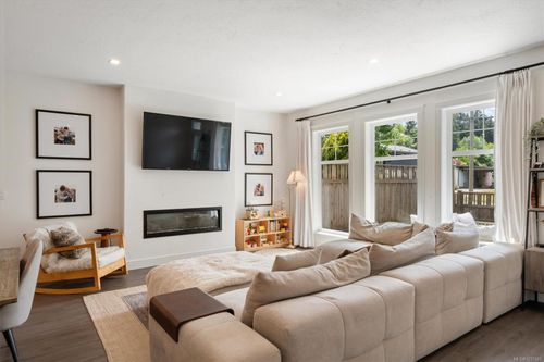 b-240 Woods Ave, Courtenay, BC, V9N3Y8 | Card Image