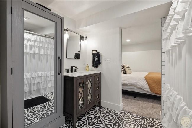 Bathroom (en suite) basement | Image 22