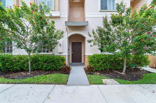 8888 N Isles Cir, Tamarac, FL, 33321-4454 | Card Image