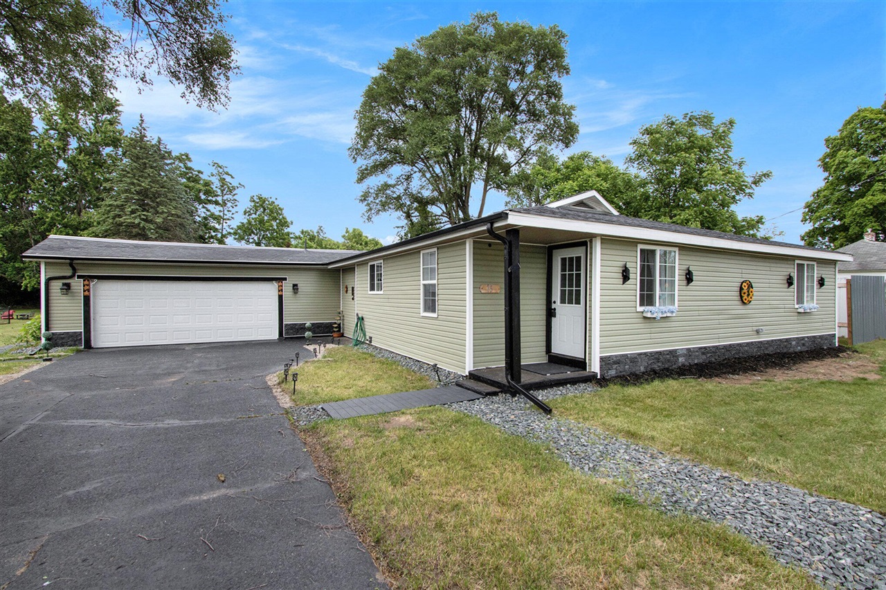 Prospect St, Hartford, MI 49057