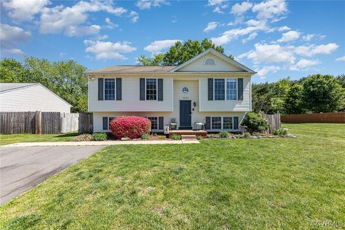 10701 Hamiltons Crossing Dr, Fredericksburg, VA, 22408-8030 | Card Image