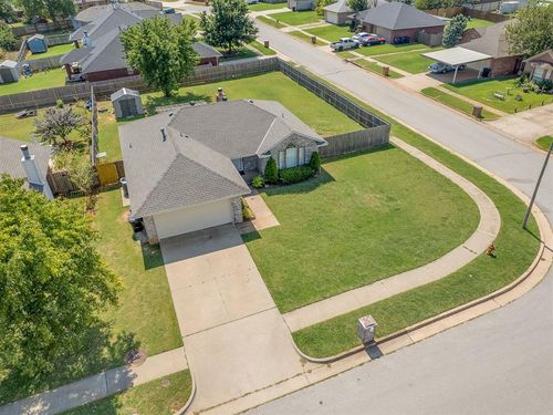 700 Ne 19th Ter, Moore, OK, 73160-5641 | Card Image