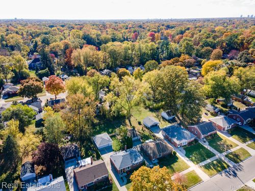 421 Sunnybrook Dr, Royal Oak, MI, 48073-2533 | Card Image