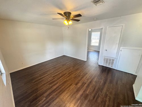 apt-6-830 W Hutchins Pl, San Antonio, TX, 78221-2508 | Card Image