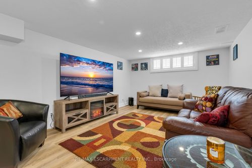 83 Dorchester Dr, Grimsby, ON, L3M1B1 | Card Image