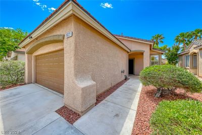 10221 Bentley Oaks Avenue, House other with 3 bedrooms, 2 bathrooms and null parking in Las Vegas NV | Image 2